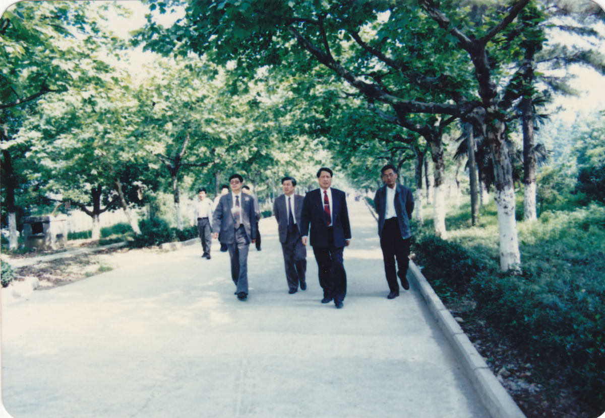 1995年5月，全國人大常委會副委員長、著名經濟學家成思危（右二）在時任化學工業部副部長期間蒞臨浙化院視察