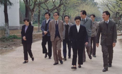 1994年4月，原國家科技部部長朱麗蘭（右二）蒞臨浙化院視察。
